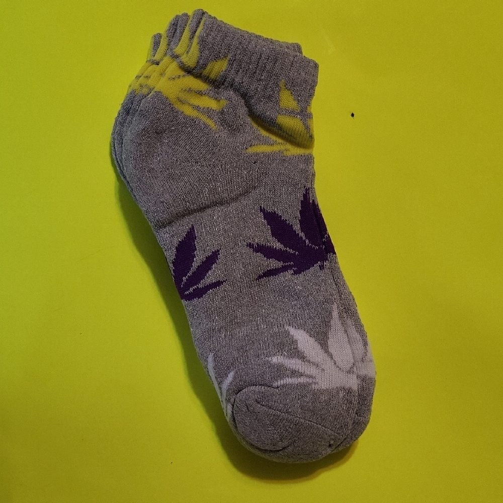 Gray Ankle Socks with Purple and Yellow Leaf Pattern